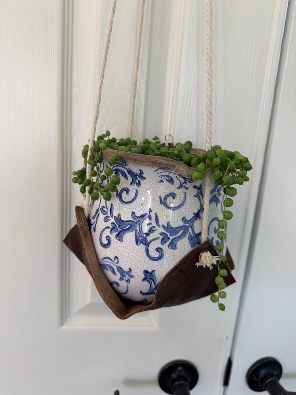 4 plant hangers. 2 of each style. Plant and pot not included. New in box